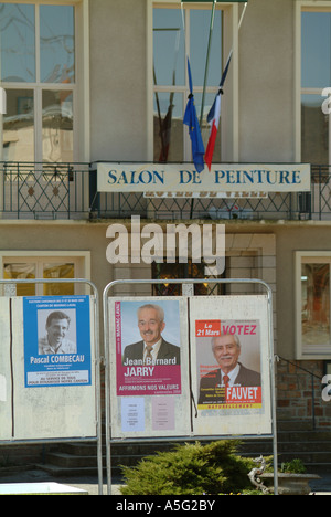 electionMBF1681 Haute Vienne Limousin Frankreich der lokalen Bürgermeisterwahl Werbe Platten vorne von der Mairie Stockfoto