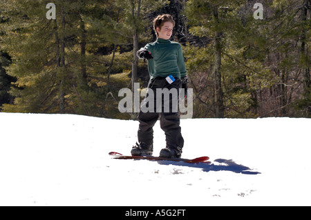 Junge Snowboarder an einem sonnigen Tag. Stockfoto