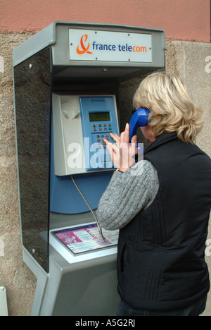 phoneMBF1854 Limoges haute Vienne Limousin Frankreich Frau Telefongespräch auf eine Stadt France Telecom Telefon Zentrum Stockfoto