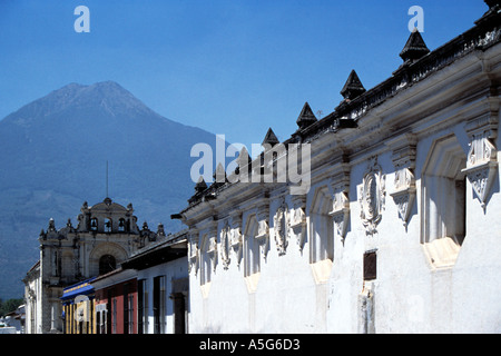 Blick auf San Carlos Universität mit Agua Vulkan im Hintergrund in Antigua Guatemala Zentralamerika Stockfoto