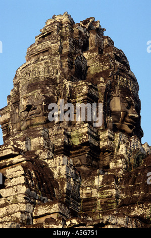 Die massive vier doppelseitigen Steinsäulen geschnitzt mit Buddha Köpfe am Bayon Teil der Tempelanlage Angkor in Kambodscha Stockfoto