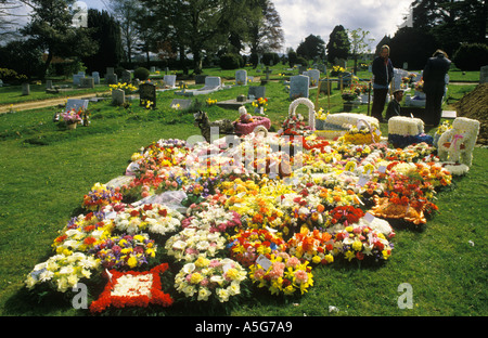 Zigeunergrab traditionelle Zigeuner Pferd und Wagen Kranz Blumen England 1990s Großbritannien das Grab wird immer noch von Zigeunern gegraben Familienmitglieder HOMER SYKES Stockfoto