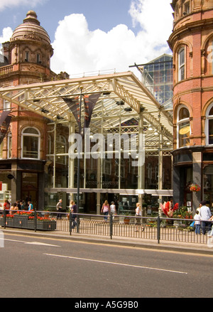 dh City Centre LEEDS, WEST YORKSHIRE Eingang zum Victoria Quarter Einkaufspassage Vikar Lane Stockfoto