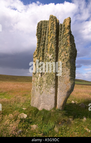 dh single Stone Setter EDAY ORKNEY neolithischen stehend Stein Gewitterwolken Stockfoto