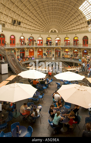 dh LEEDS WEST YORKSHIRE Geschäften im Stadtzentrum Shopper Getreidebörse Balkon Plaza Café Cafés Stockfoto