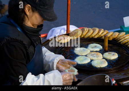 Frau machen gebratene gefüllte Pfannkuchen Myongdong Markt Seoul Korea Stockfoto