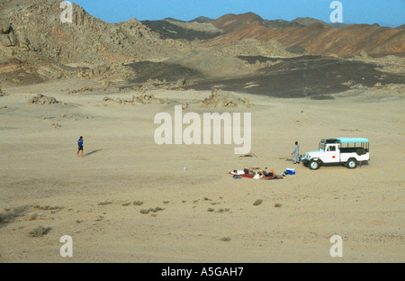 Touristen camping ausgetrocknet Fluss Bett Wadi in Wüste mit Jeep Wüstensafari Ausflüge Rotes Meer Wüste Abenteuer Marsa Alam Stockfoto