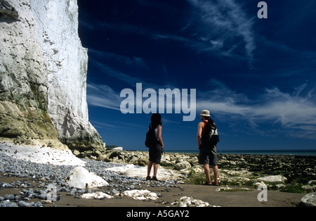 Paare, die am Strand unter Kreidefelsen Cuckmere Haven sieben Schwestern Country Park Cliff Ende Eastbourne East Sussex England Stockfoto