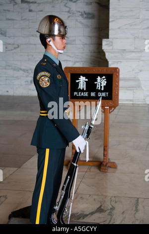 Schild sagt bitte werden Still Standing Guard Chiang Kai Shek Memorial Taipei Taiwan Stockfoto