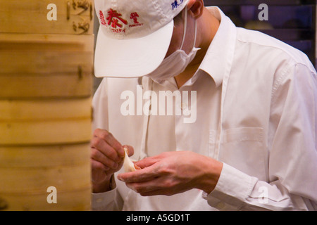 Xiaolongbao oder Schweinefleisch Knödel Umhüllung im Dintaifung Restaurant Taipeh Stockfoto