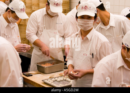 Xiaolongbao oder Schweinefleisch Knödel Umhüllung im Dintaifung Restaurant Taipeh Stockfoto