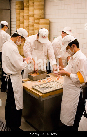 Xiaolongbao oder Schweinefleisch Knödel Umhüllung im Dintaifung Restaurant Taipeh Stockfoto