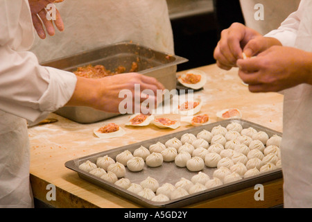 Xiaolongbao oder Schweinefleisch Knödel Umhüllung im Dintaifung Restaurant Taipeh Stockfoto