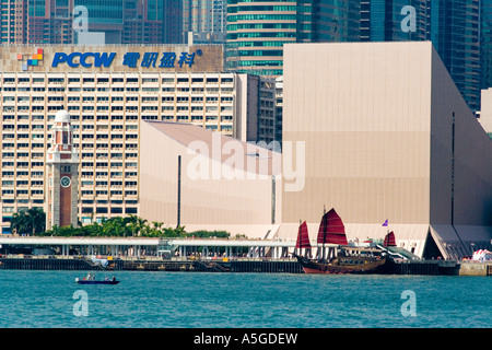 Traditionelle chinesische Dschunke Sails Hong Kong Cultural Centre Stockfoto