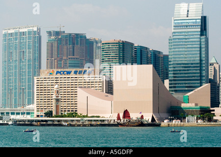 Traditionelle chinesische Dschunke Sails Hong Kong Cultural Centre Stockfoto