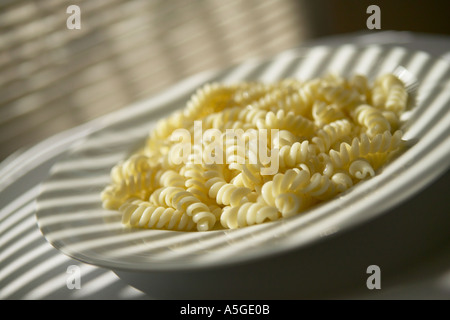 Teller Girandole Pasta ohne sauce Stockfoto