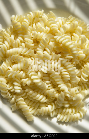 Teller Girandole Pasta ohne sauce Stockfoto