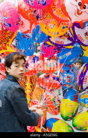 Junge verkaufen Ballons Guangzhou China Stockfoto