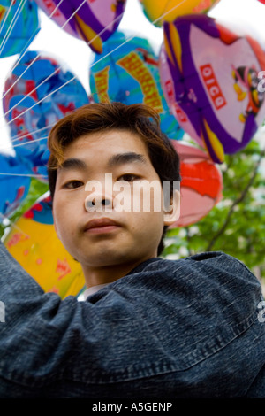 Junge verkaufen Ballons Guangzhou China Stockfoto