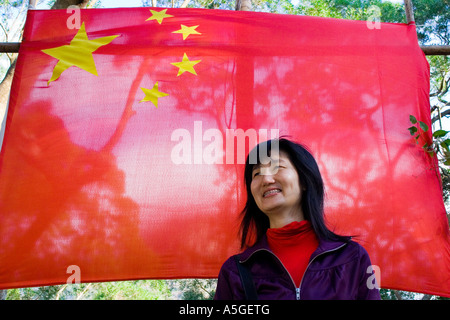 Hochgewachsene junge schöne chinesische Frau Partei Mitglied VR China Flagge Stockfoto