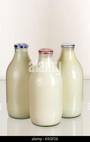 Drei Flaschen Milch Magermilch halb mager- und voller Creme Stockfoto