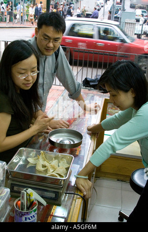 Chinesische Verbraucher kaufen essbare Bird Nest Sheung Wan, Hong Kong China Stockfoto