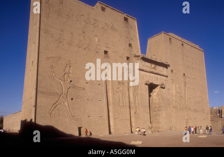 Die große Pylon des Tempels von Edfu an den Ufern des Flusses Nil Ägypten in Nordafrika Stockfoto