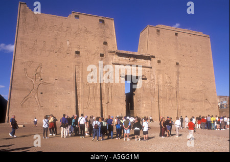 Die große Pylon des Tempels von Edfu an den Ufern des Flusses Nil Ägypten in Nordafrika Stockfoto