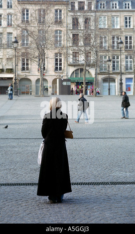 Woman waiting in the square in front of the Beaubourg Georges Pompidou cultural center Stockfoto