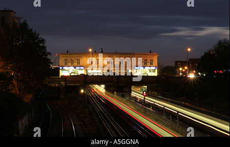 Willesden Green u-Bahnstation in der Nacht mit dem Wembley-Stadion-Bogen in der Ferne Stockfoto