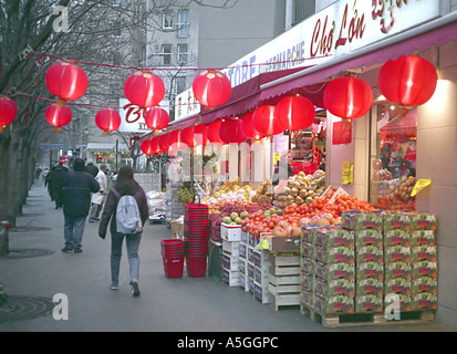 Ein Lebensmittelgeschäft zeigt Früchte und Gemüse auf dem Bürgersteig im 13. Arrondissement von Paris Stockfoto