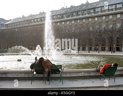 Menschen, die genießen eines ruhigen Moment in den Gärten des Palais Royal in Paris Stockfoto