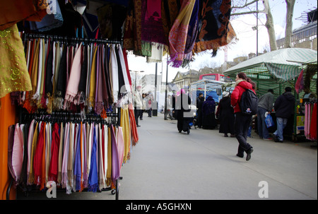 Läden, die Damen Moden und Marktständen auf Whitechapel Road Stockfoto