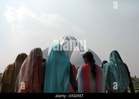 Frauen vor Bahai House of Worship, Indien, Delhi Stockfoto