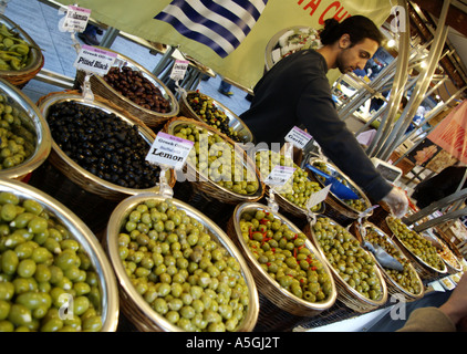 schwarze und grüne Oliven zum Verkauf an Marktstand während Geschmack East Festival in Spitalfields Markt 2007 Stockfoto