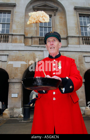 Chelsea Pensionär warf Pfannkuchen am Faschingsdienstag London UK Stockfoto