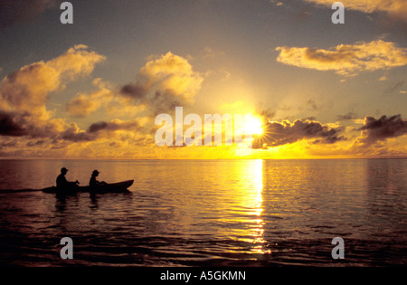 Kajakfahren im Sonnenuntergang, Französisch-Polynesien Stockfoto