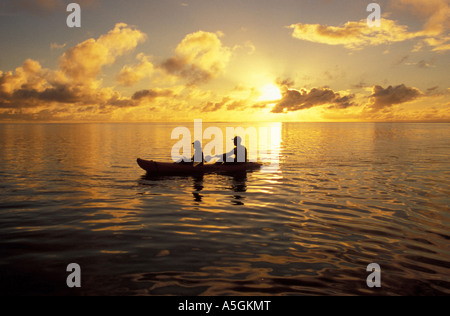 Kajakfahren im Sonnenuntergang Stockfoto