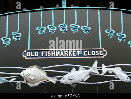 Detail des reich verzierten alten Straßenschild über Spur in Royal Mile Edinburgh Stockfoto