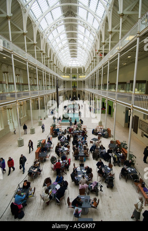 Innere des großen Atrium im Royal Museum in Edinburgh, Schottland Stockfoto