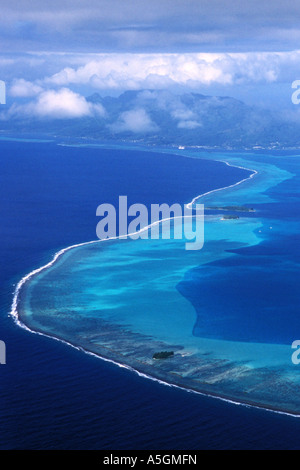 Luftaufnahme der Meerenge zwischen Raiatea und Taha, Französisch-Polynesien Stockfoto