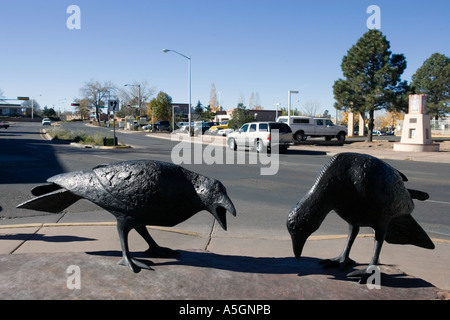 Skulpturen von Raben des Künstlers Rudolf Henziker auf dem Display im öffentlichen Raum in Santa Fe, New Mexico Stockfoto