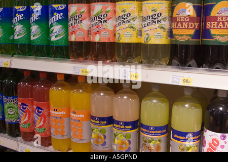 Kohlensäurehaltige Getränke zum Verkauf im Supermarktregal Stockfoto
