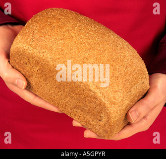 MANN MIT VOLLKORN BROT Stockfoto