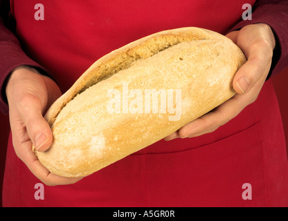 MAN HOLDING SAUERTEIGBROT Stockfoto