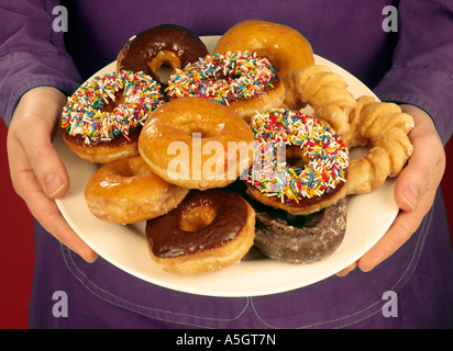 MANN-HALTEPLATTE DER KRAPFEN Stockfoto