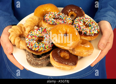 MANN-HALTEPLATTE DER KRAPFEN Stockfoto