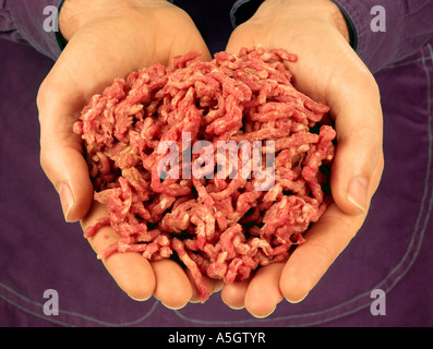 MANN, DER BODEN ODER HACKFLEISCH Stockfoto