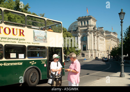 City Tour Bus vor Reichstag in Berlin Stockfoto