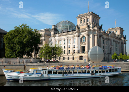 Reichstag in Berlin auf der Spree aus gesehen Stockfoto